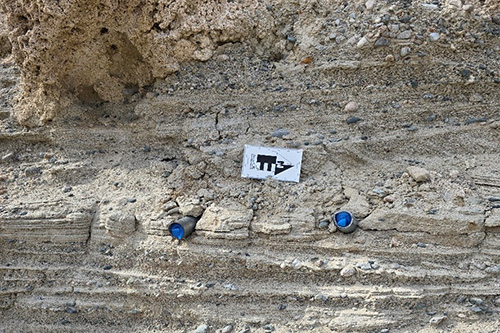 Rock wall with indicators Web A rock wall with placeholders and arrow.