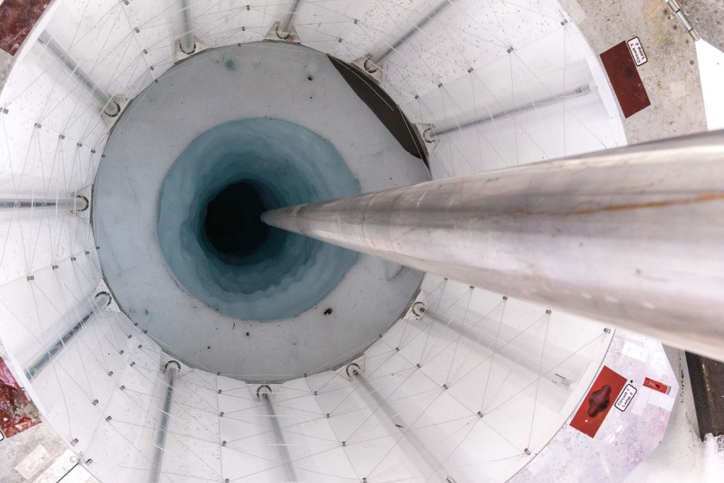 Drill going into an ice hole.